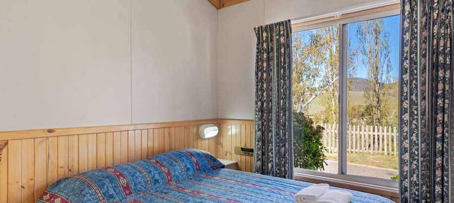 Snowy Mountains Superior 2 Bedroom Spa Cabin - Sleeps 6