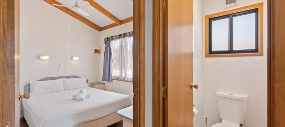 Murray Deluxe 2 Bedroom Waterfront Cabin - Sleeps 6