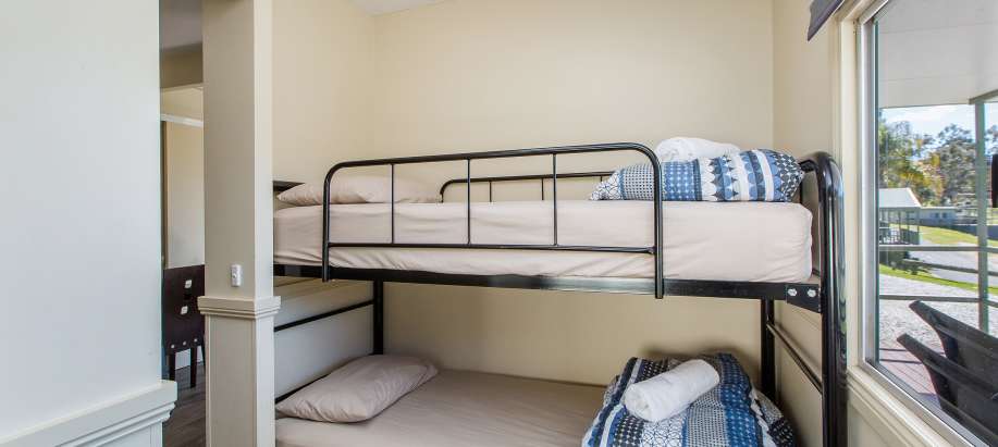 Albury Wodonga Standard 3 Bedroom Lakeview Cabin