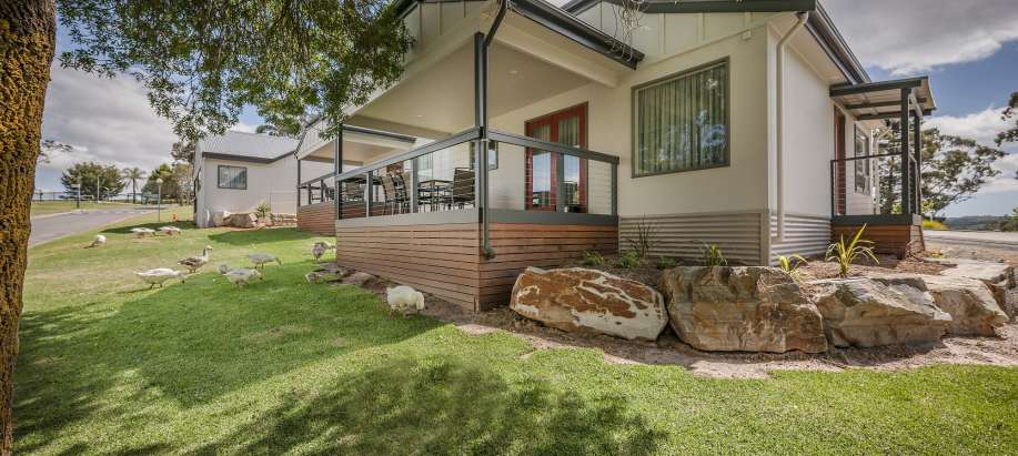 Adelaide Hills Superior 3 Bedroom Lakeview Cottage
